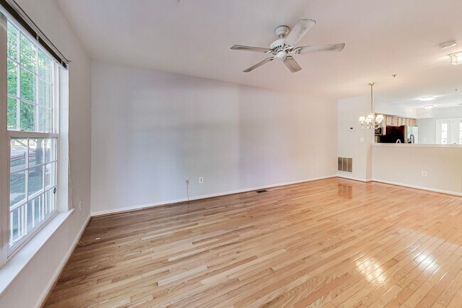 Building Photo - Spacious 2/2 with garage in convenient Hea...