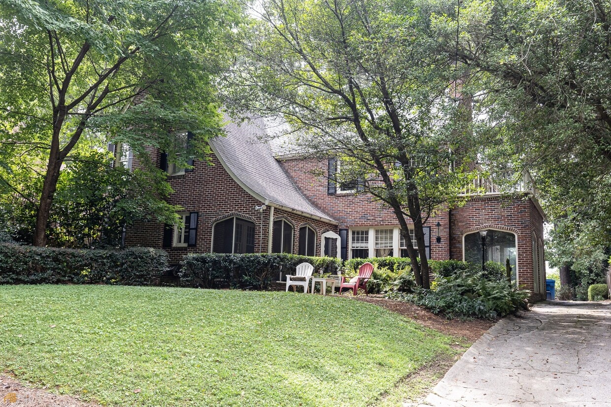 Primary Photo - 1690 N Rock Springs Rd NE