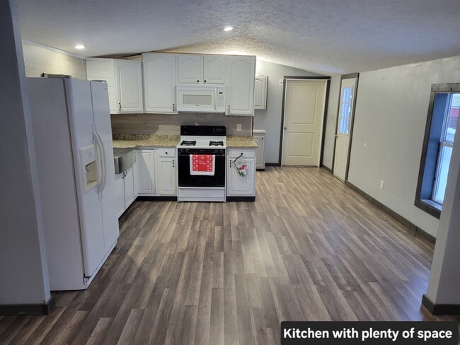 Eat-In Kitchen - W6764 Rural Est