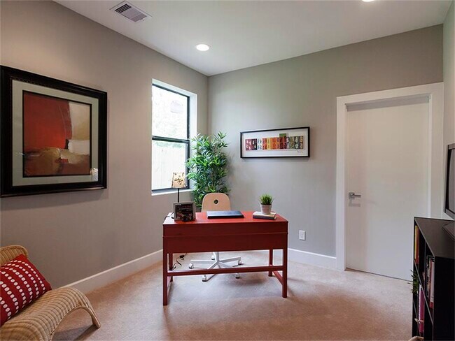 Building Photo - 707 Bayou St