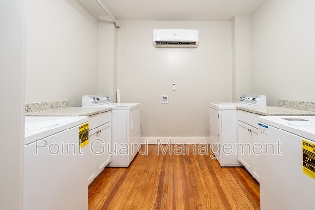 Foto del edificio - 2328 E Douglas Ave