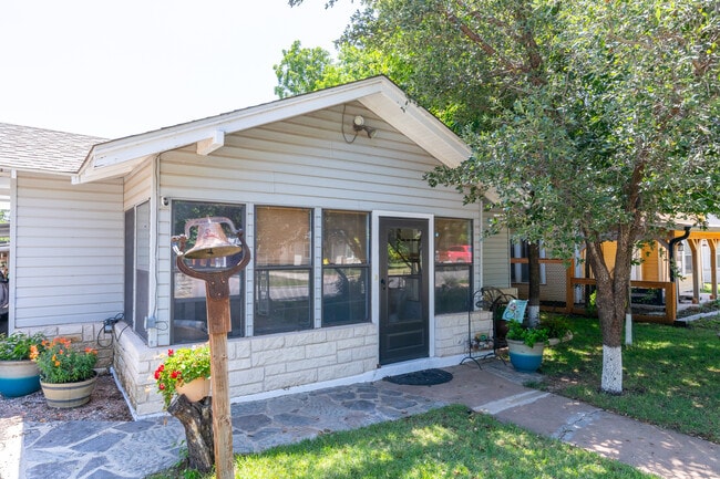 Building Photo - 1349 Meander St