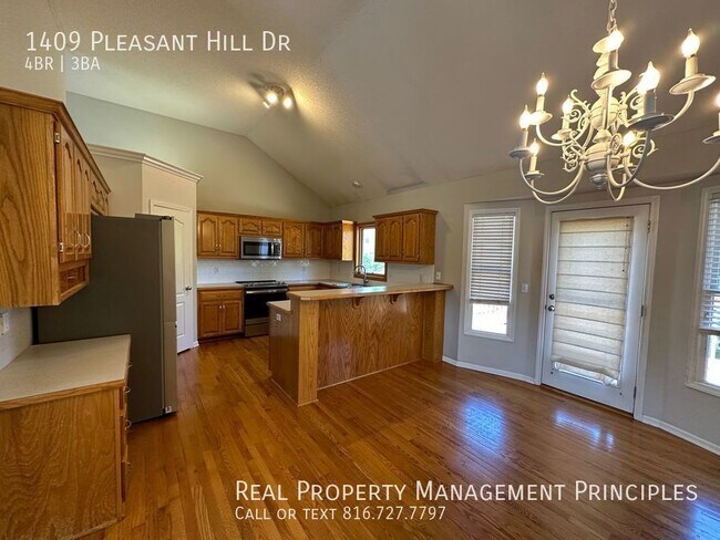 Foto del edificio - Spacious, 4 Bedroom 3 Bath Split Entry Hom...
