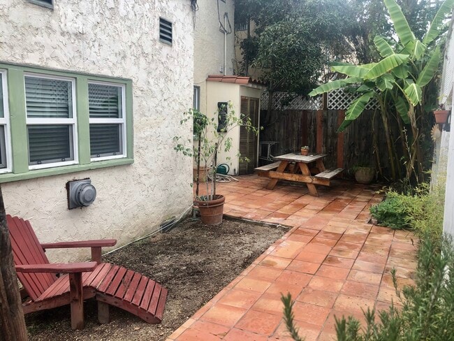 Private landscaped yard w/picnic table - 6107 Saturn St