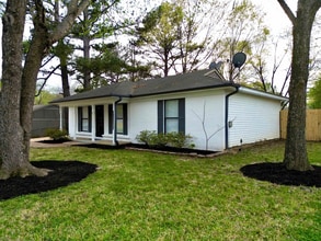 Building Photo - 925 Greenview Rd