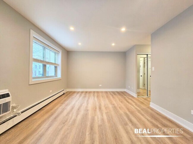 Foto del edificio - 0 bedroom in CHICAGO IL 60657