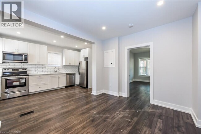 Photo du bâtiment - 78 Balmoral Ave N