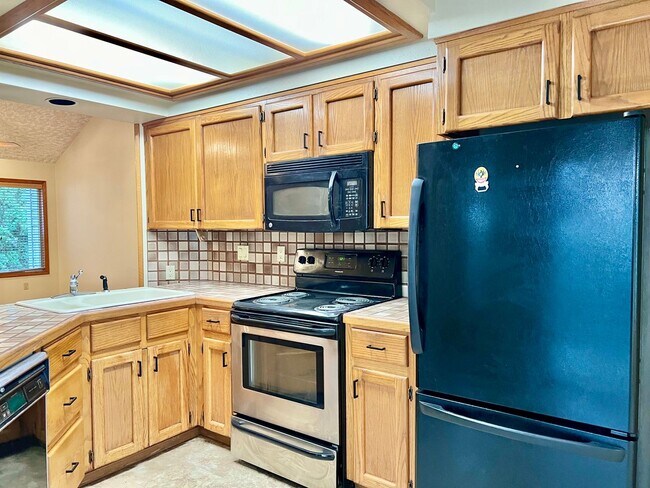 Photo - Spacious 3 BD/2BA Home Near Mt.Tabor w/2 C...