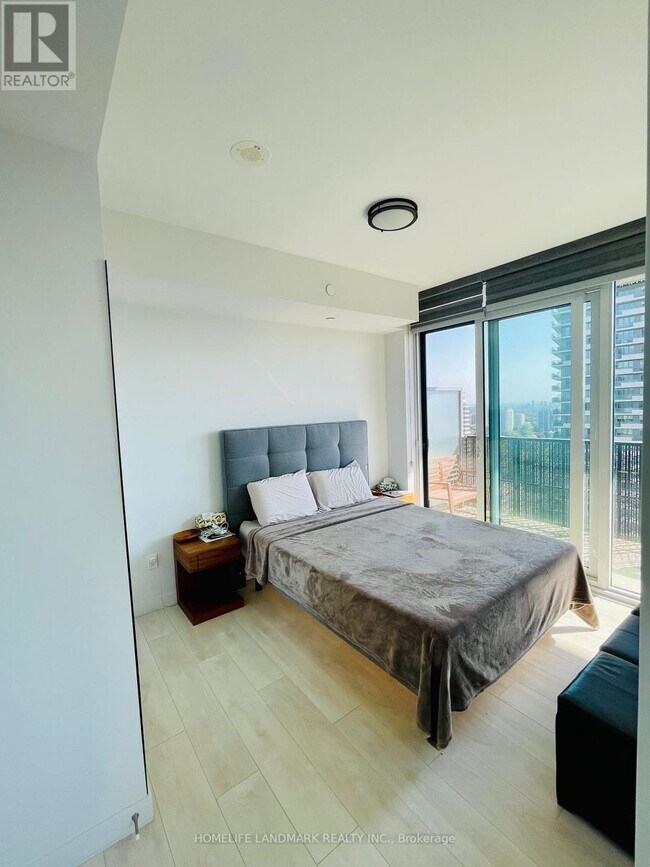 Photo du bâtiment - 8 Eglinton Ave E