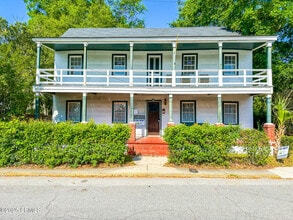 Building Photo - 706 Charles St
