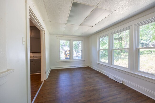 Foto del edificio - Renovated Large 4 Bedroom House in McKeesp...