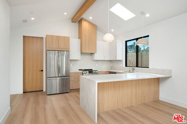 Building Photo - 5662 Winnetka Ave