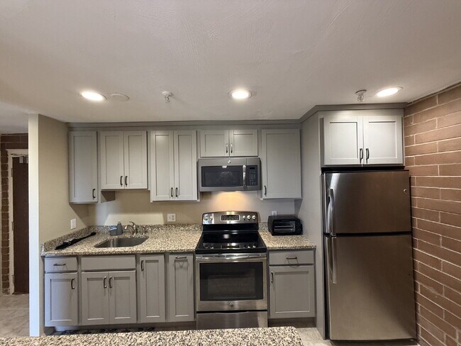 Foto del edificio - Modern & furnished studio unit available NOW!