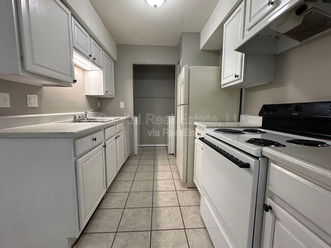 Building Photo - 403 Woodhenge Dr