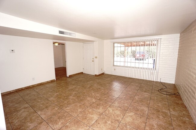 Building Photo - PENDING / RENTED