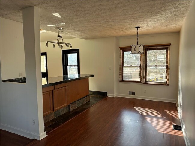 Building Photo - 810 Mimosa Dr SE