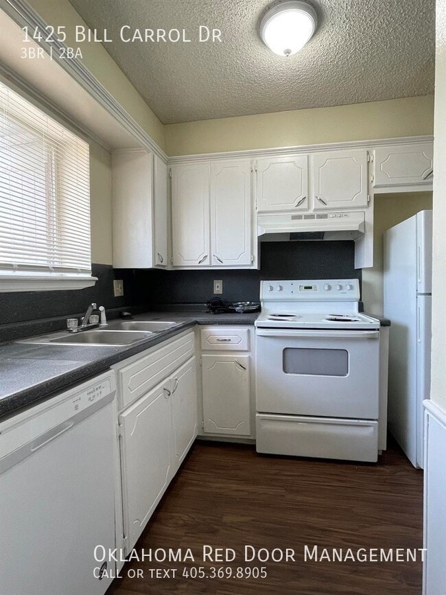 Foto del edificio - 1425 Bill Carrol Dr