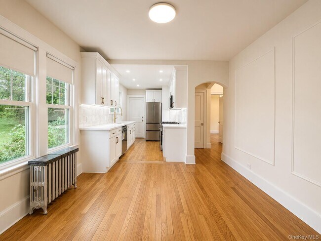 Building Photo - 42 Crestview St