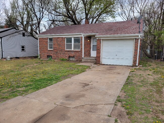 Building Photo - 811 N Chautauqua St