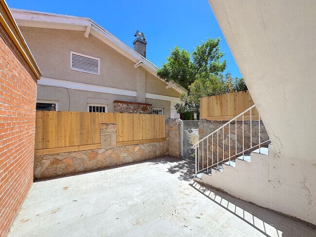 Foto del edificio - *All Utilities Included* Manhattan Heights 1 bed 1 bath unit with Refrig A/C and Gorgeous views!