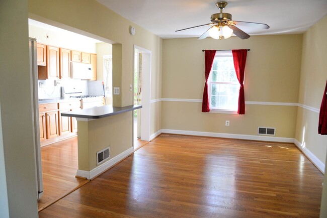 Foto del edificio - Spacious & Sunny Three-Bedroom Towson Home...