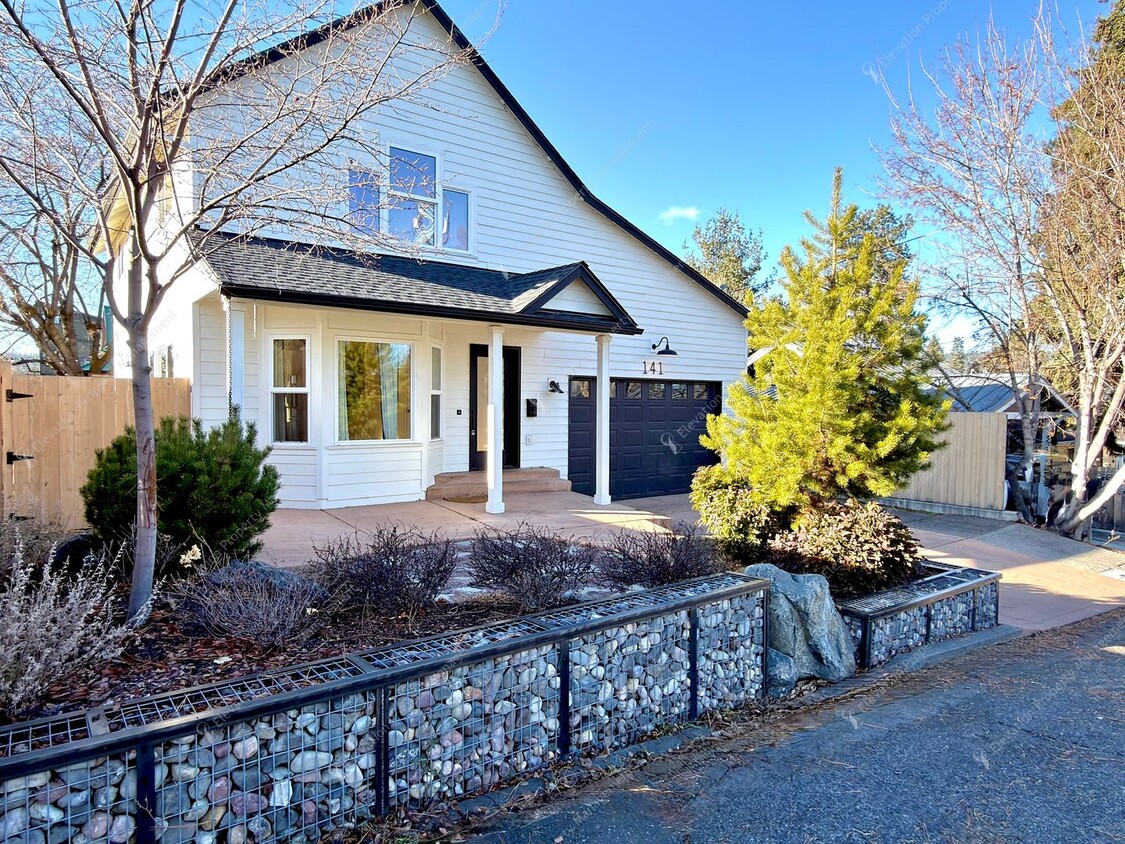 Building Photo - Find a piece of serenity in Historic Old Bend!