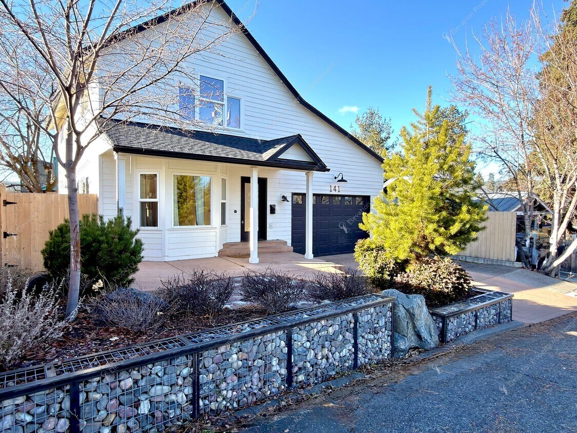 Foto del edificio - Find a piece of serenity in Historic Old Bend!