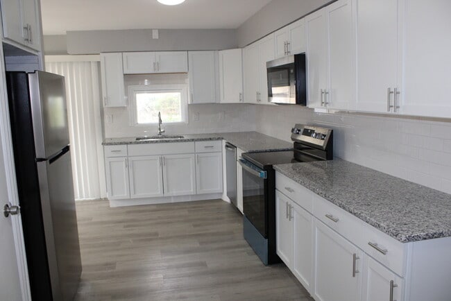 Foto del edificio - Unique Rental in Grandview with 3 bay gara...