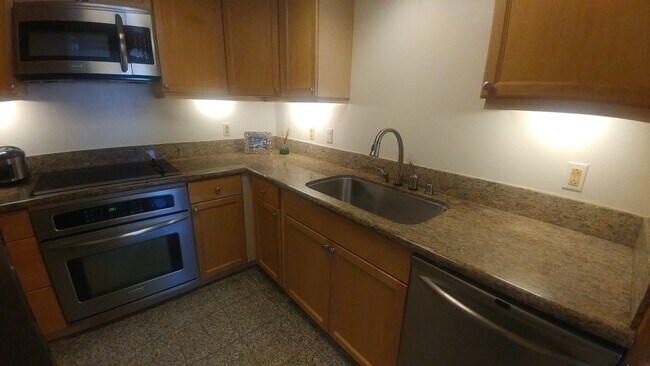 Building Photo - Luxury 2 Bedroom 2 Bath Fully-Furnished Condo: Waikiki Landmark