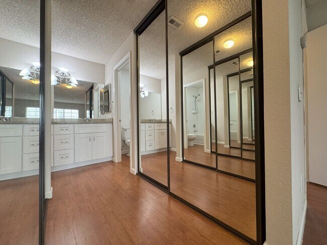 Building Photo - 2 Bed 2 Bath Rancho Penasquitos First Floo...