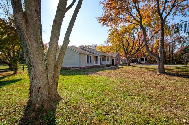 Foto del edificio - Beautifully renovated one-level 4 bed/3 bath rancher with 2-car garage
