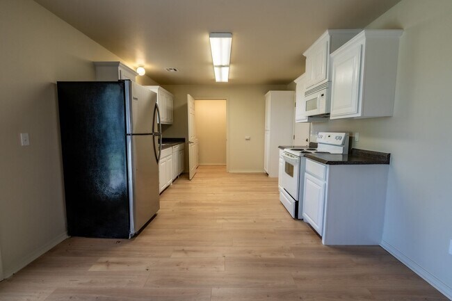 Foto del edificio - Cozy 2 bedroom 2 bathroom Townhome - Avail...