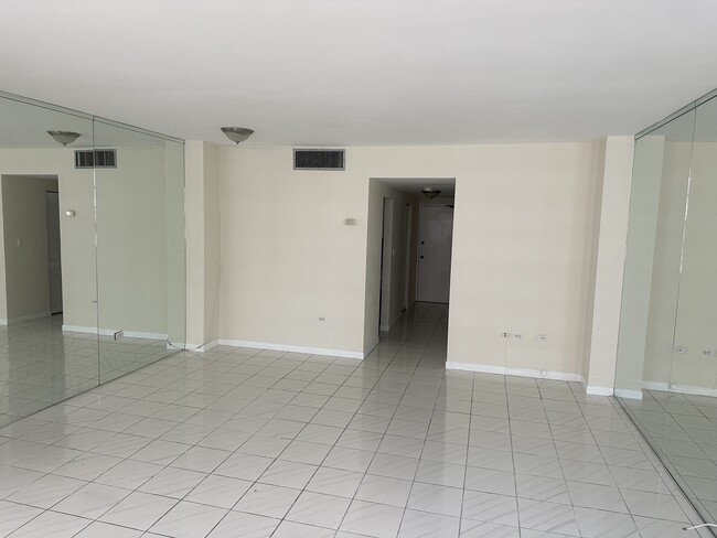 Building Photo - 999 Brickell Bay Dr