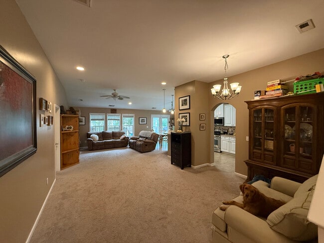 Building Photo - 610 Parkwood Dr