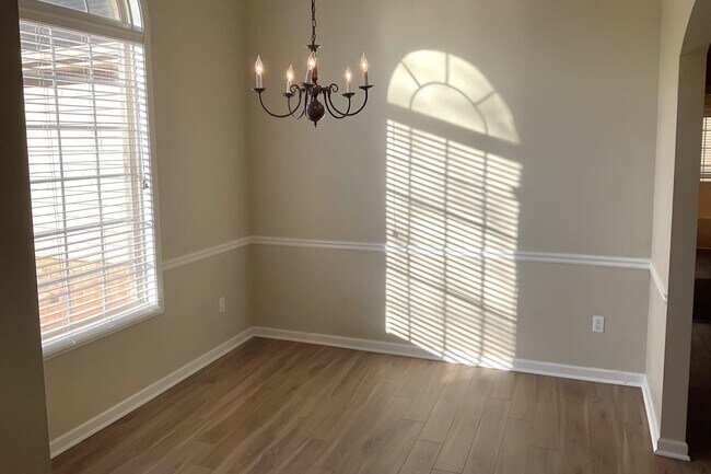 Foto del edificio - 185 Rivercrest Ln