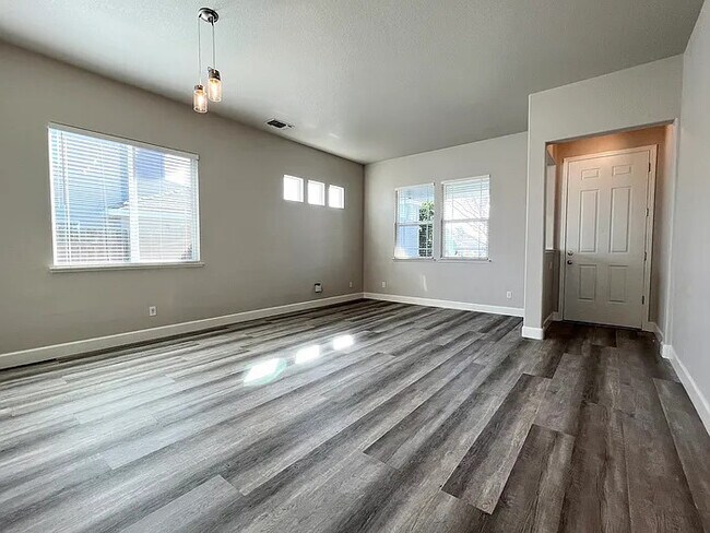 Foto del edificio - Stunning 4 bedroom 2 bathroom home in Linc...