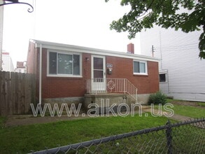 Building Photo - 4785 Yew St