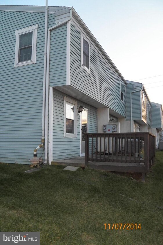 Foto principal - 909 Old Silver Springs Rd