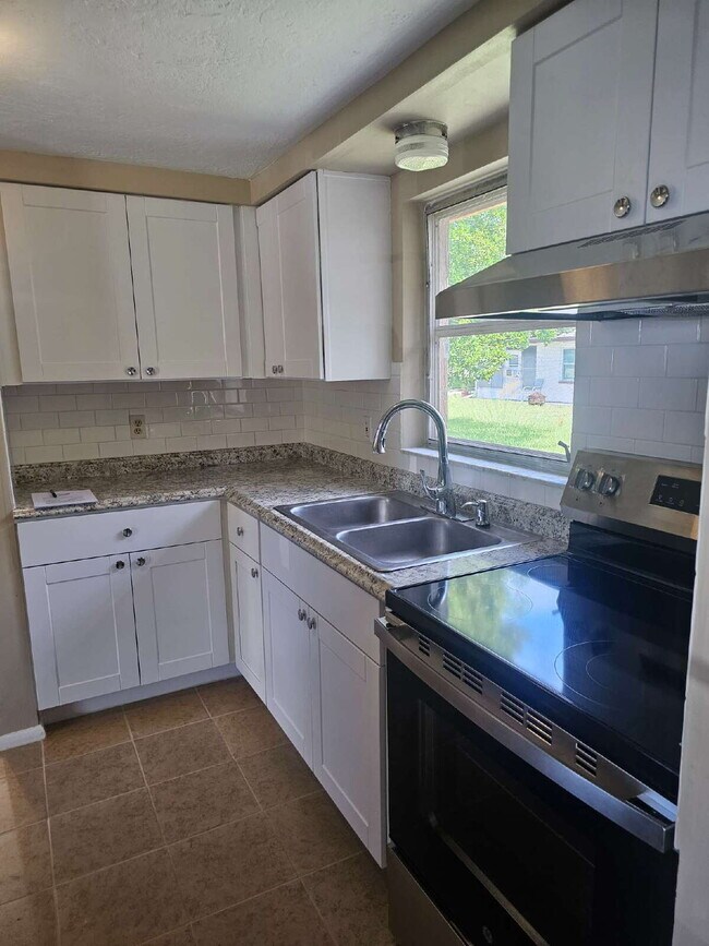 Building Photo - Bright & open 1 bedroom, 1 bath with scree...