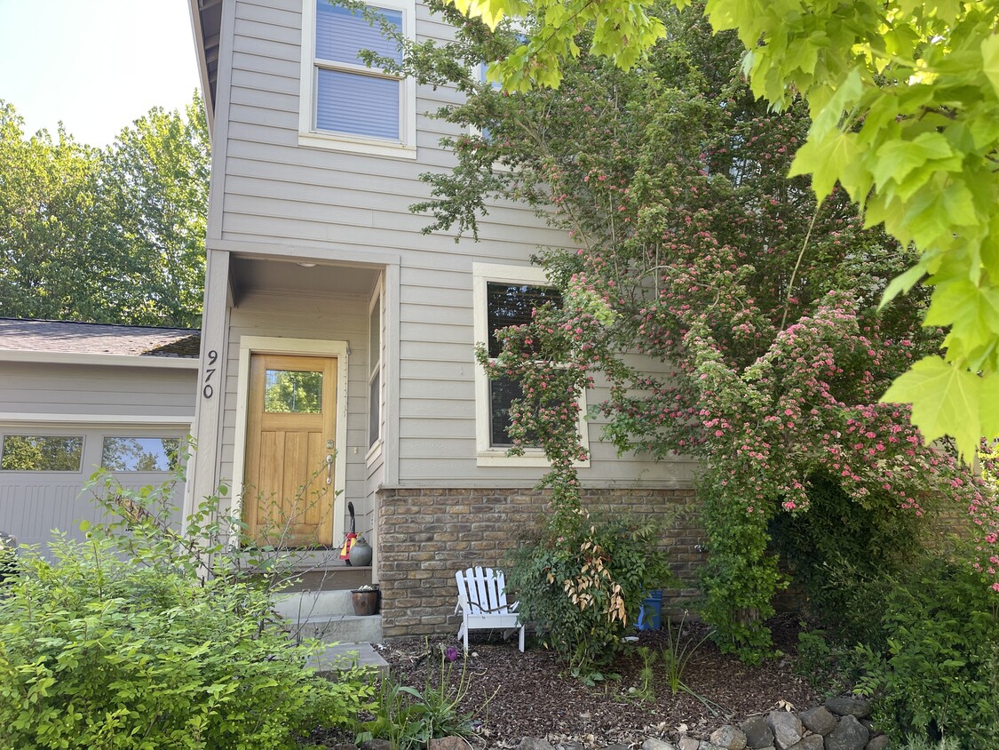 Foto principal - 970 Stone Ridge Ave