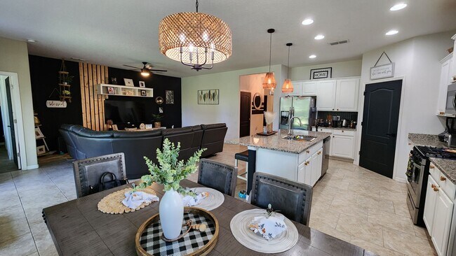 Foto del edificio - FOR RENT!!! SIMPLY STUNNING  3 BEDROOM 2 B...