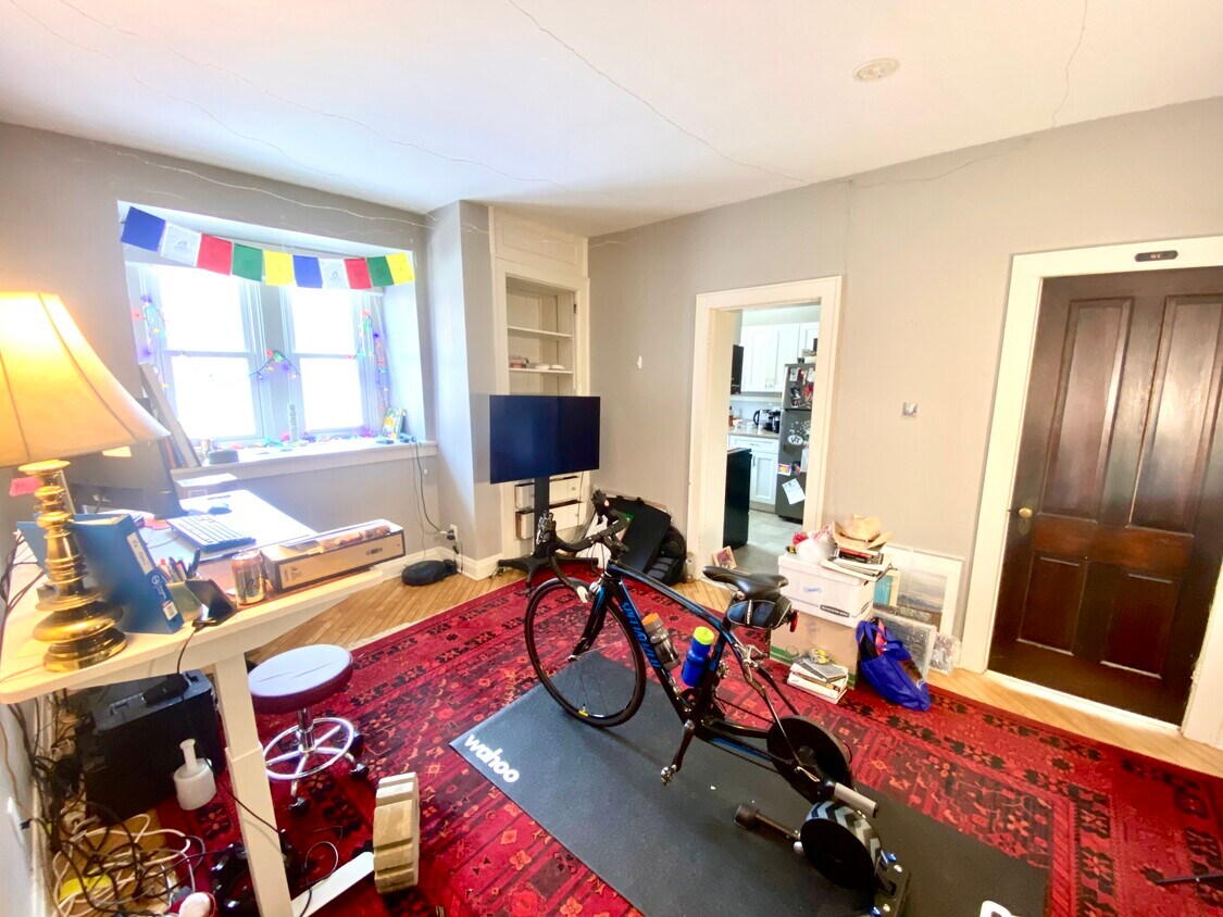Living Room - 304 S Summit St