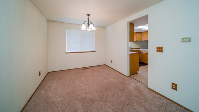 Building Photo - Spacious and move in ready 3 bed 2.5 bath ...