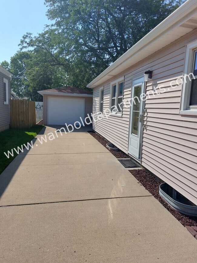 Building Photo - 3 bedroom - pets welcome!