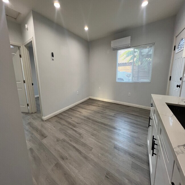 Foto del edificio - 1636 W 60th St