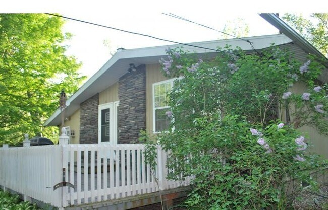 Foto del edificio - 165 Daniels Rd