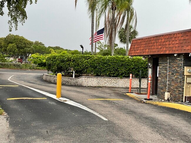 Foto del edificio - 4008 Inverrary Dr