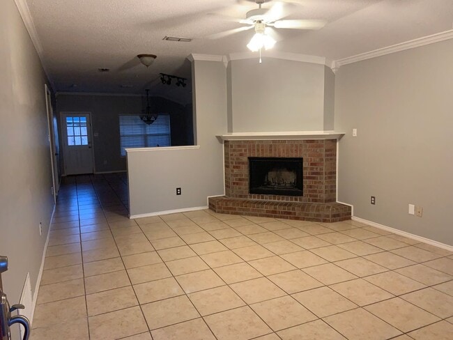 Building Photo - Fantastic House Available June 6th in Fren...