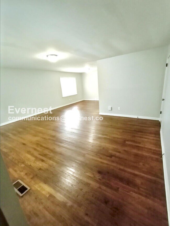 Building Photo - 3 Bed, 1.5 Bath Home with Off-Street Parking / Pet-Friendly / Vouchers Accepted / Coming Soon!