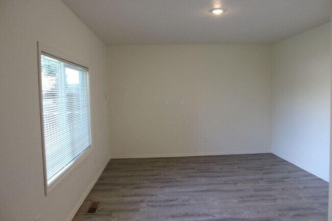 Foto del edificio - 4 BR, 2 1/2 BA home with fenced yard.